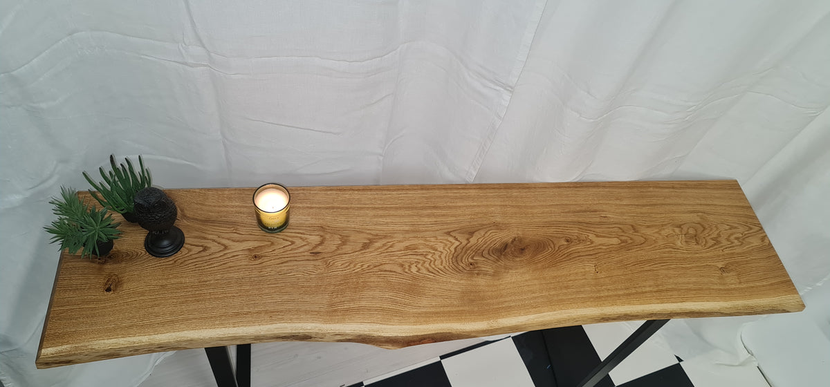 Sidebord av röd ek Live Edge