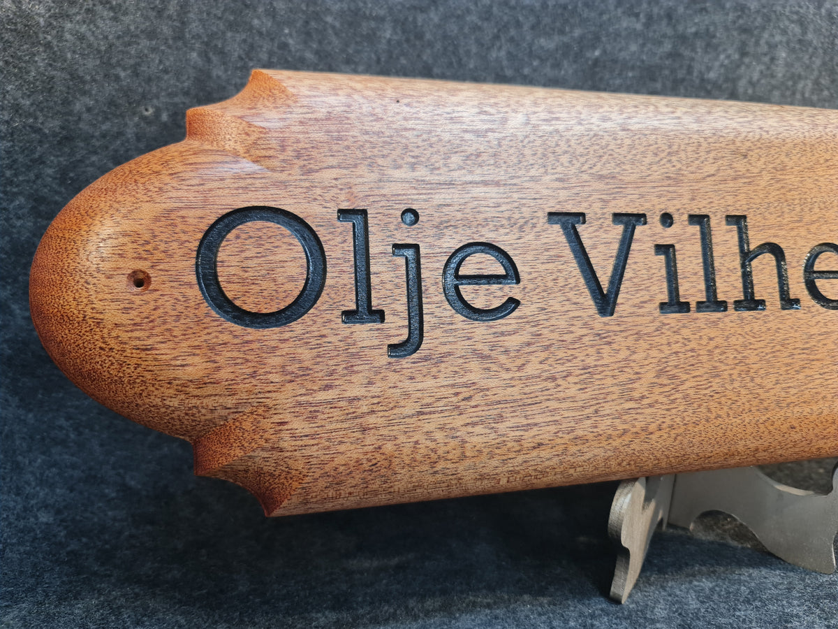 Exklusiv båtskylt i mahogny med 3D-effekt och målad gravyr som tål tuffa väderförhållanden.