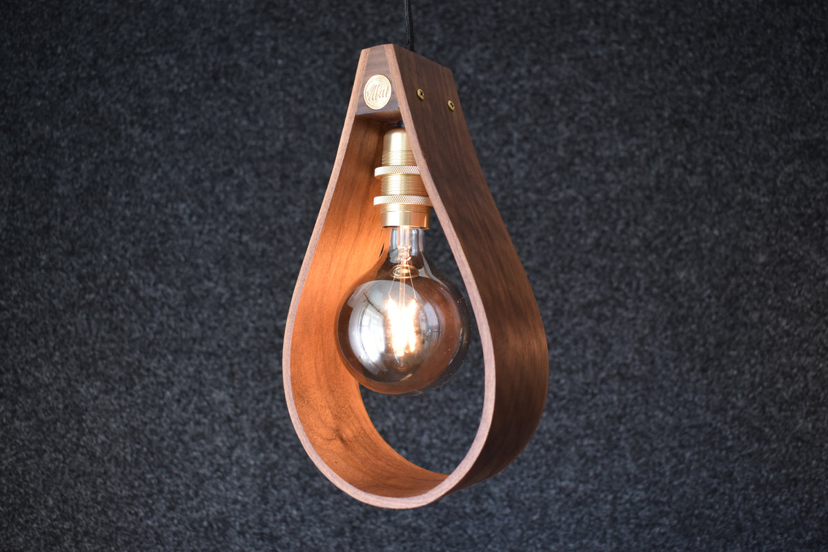Handgjord fönsterlampa Droppen i massiv valnöt från Alberi som ger ett varmt och inbjudande ljus.