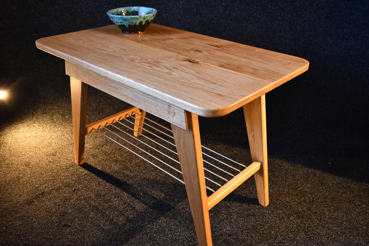 Handgjort soffbord i massiv ek med elegant skandinavisk design och dold förvaring från Alberi
