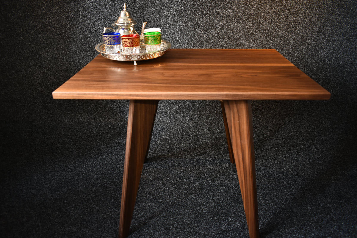 Närbild på den vackra och unika träådringen i ett massivt soffbord i valnöt från Alberis kollektion.
