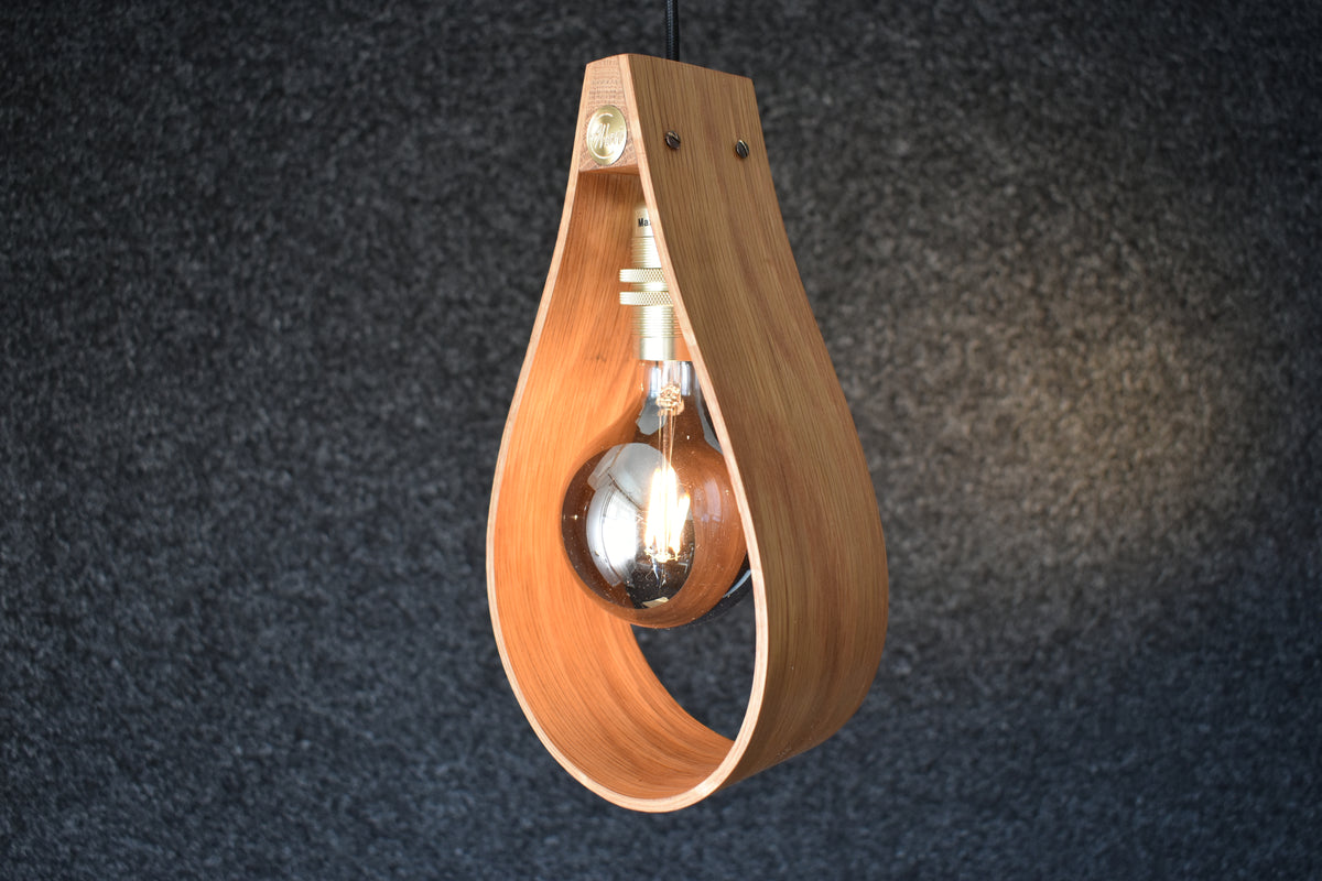 Handgjord fönsterlampa lilla Droppen i massiv ek från Alberi, tidlös skandinavisk design för hemmet.