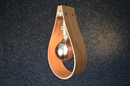 Handgjord fönsterlampa lilla Droppen i massiv ek från Alberi, tidlös skandinavisk design för hemmet.