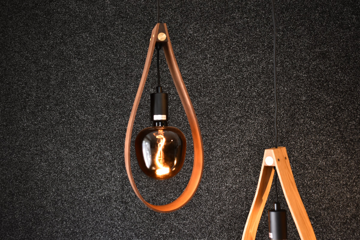 Handgjord fönsterlampa i massiv valnöt modell Droppen från Alberi, unik svensk belysning.