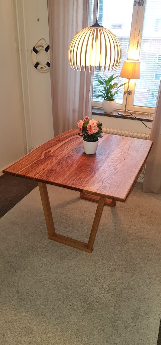 Matsalsbord i Ek Live edge