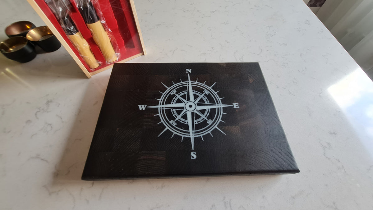 Skärbräda med kompass inlay