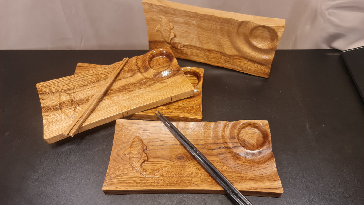 Två sushitallrikar tillverkade av en enda ek skiva. 3 D relief