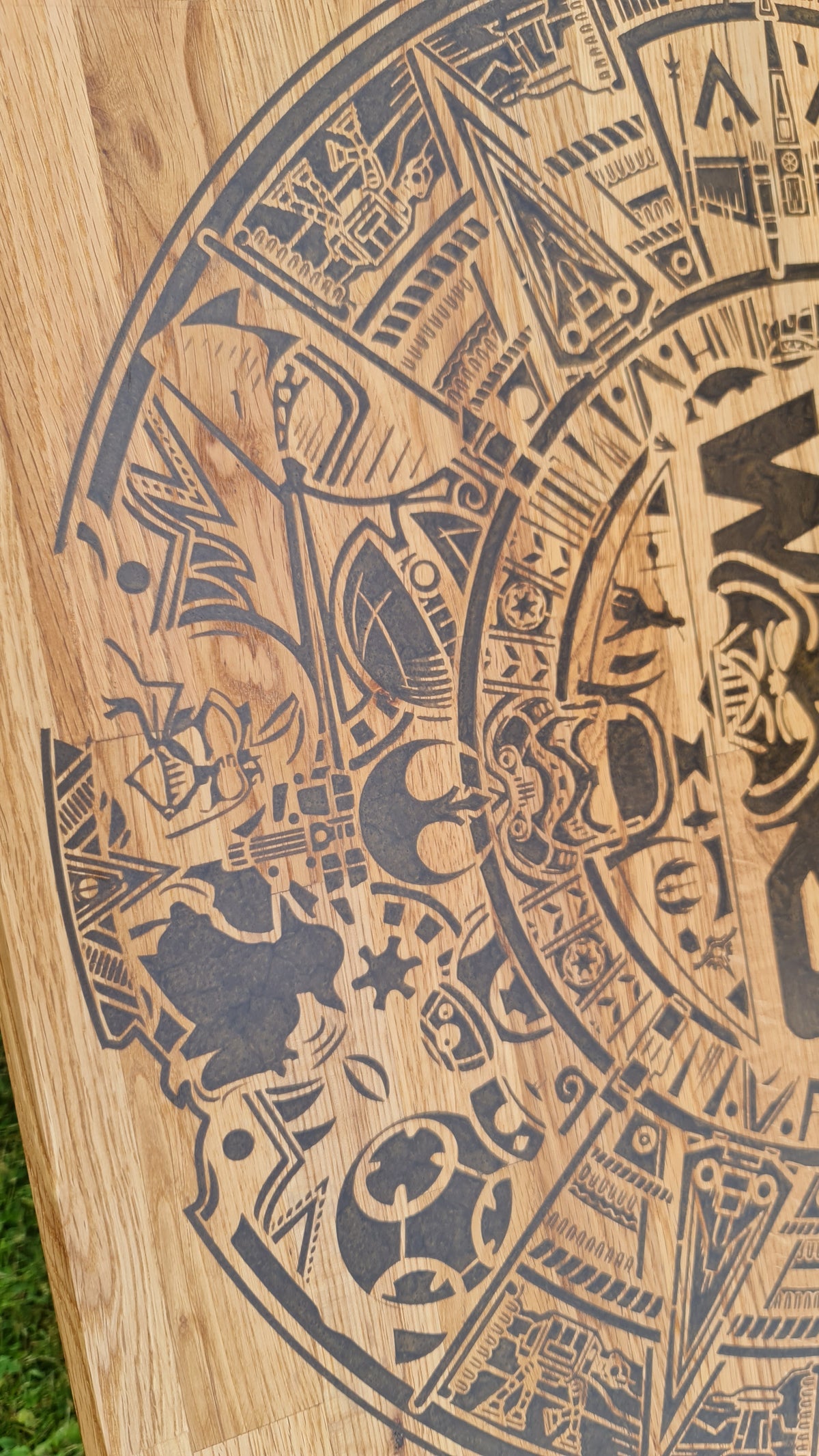 Star Wars vardagsrumsbord i ek med epoxi inlay och 3D relief