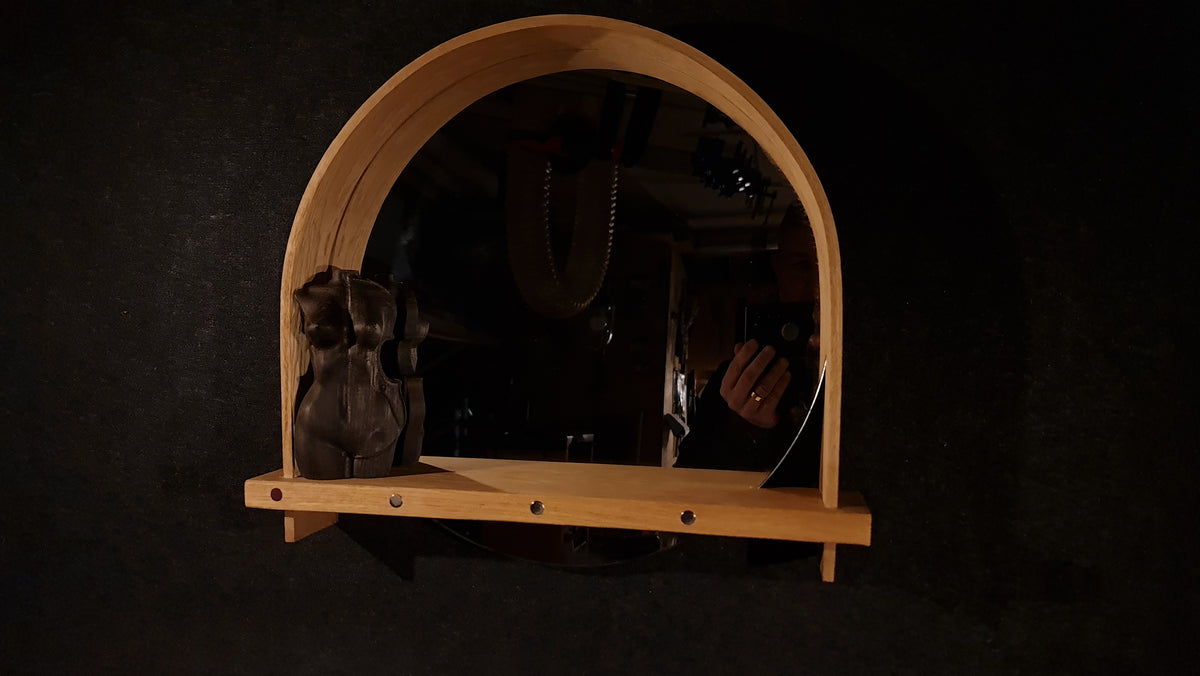 Rund väggspegel i ädelträ med minimalistisk skandinavisk design och robust handgjort hantverk.