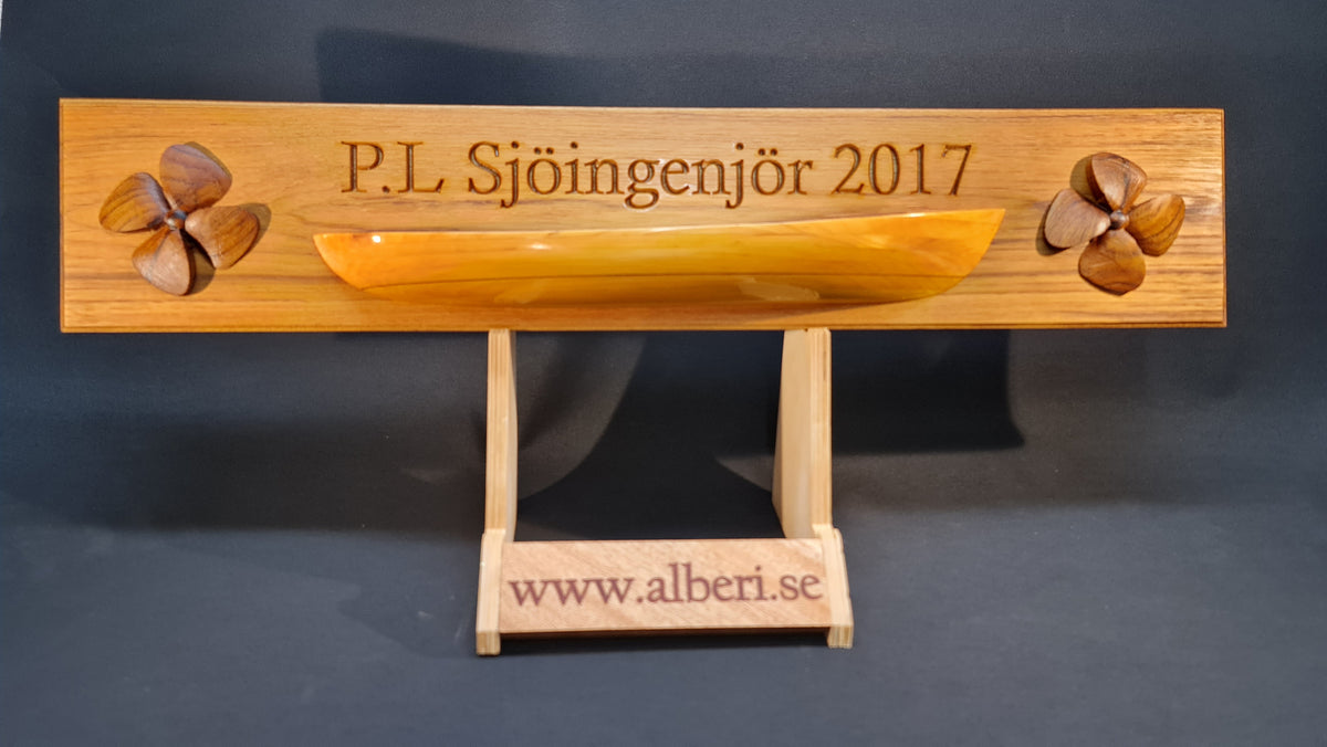 Skräddarsydd båtskylt med djupt fräst text och detaljrika träskulpturer i 3D-relief på massiv teak.