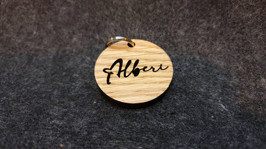 Personlig nyckelring i trä