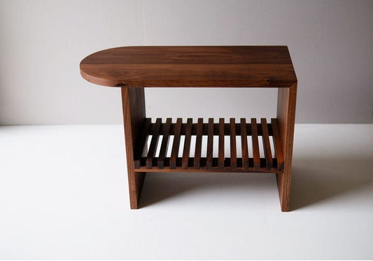 Elegant hallmöbel i massivt trä som kombinerar sittbänk och skohylla i en minimalistisk skandinavisk design.