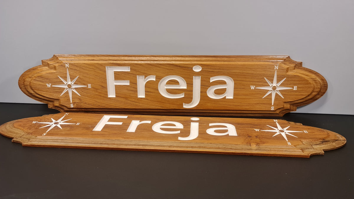 Handgjorda namnskyltar i teakolja med vitmålad gravyr för marint bruk och fritidsfordon.