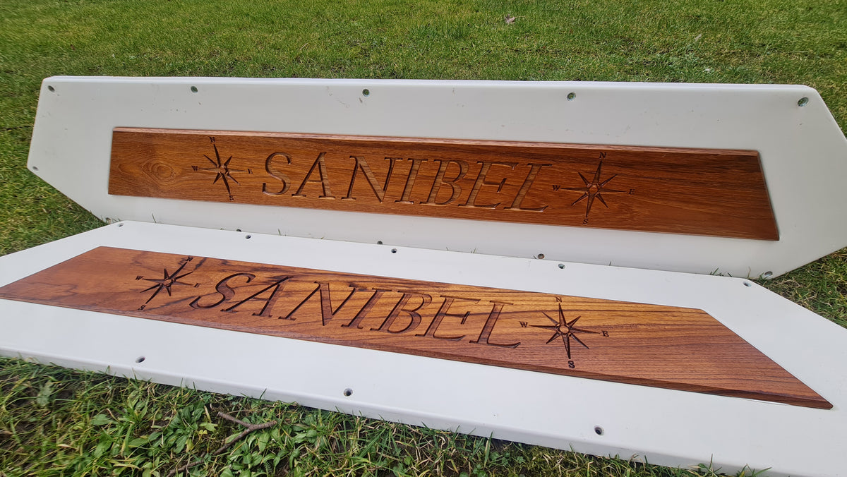 Långa namnskyltar i teak med runda hörn och skyddande teakolja för marint bruk på båtar.