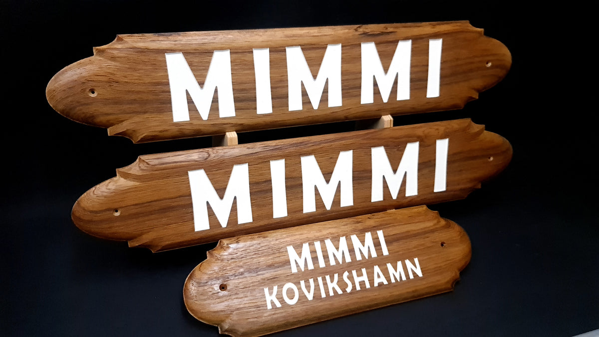Anpassningsbara skyltar i ädelträ teak med personligt namn och vacker ytfinish.